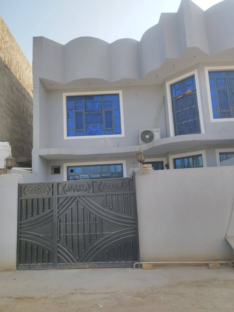 دار للبيع مساحه ميتين متر حي المستقبل طابقين اربع غرف نوم ثنين وصاله وصحيات العلوي الارضي غرفتين نوم مطبخ حمام تواليت صاله استقبال طرمه ترك صحيات خارجيه وداخليه شارع عريض السعر 120 مليون مع المجال للتواصل ***********
