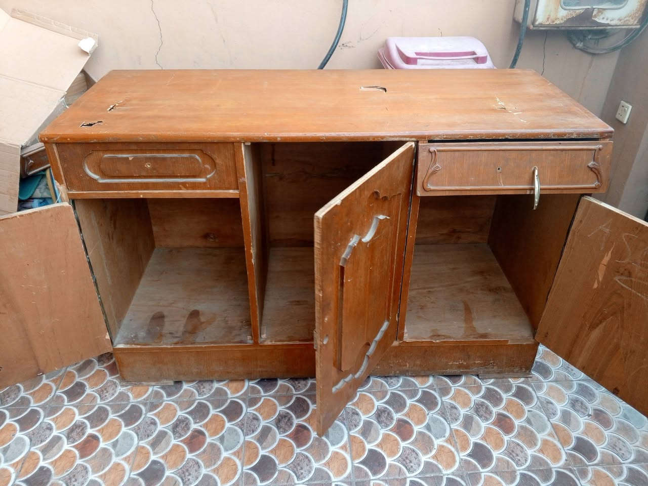 السلام عليكم بوفية 3 بيبان ومجرين واحد من المجرات عطلان السعر 25 الف مكاني الدورة حي اسيا ***********
