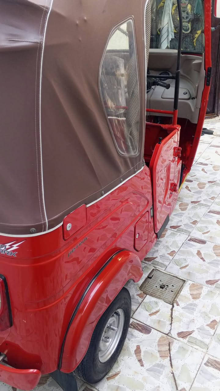 السلام عليكم تكتك للبيع مديل 22  وراق نضيفه حيل شوفت عينك تكتك ربع ماذب عليه شغاله كهربائية كامله
مكاني كربلاء المقدسه 
نتصل عليه وبيك خير ودتلل 
***********
