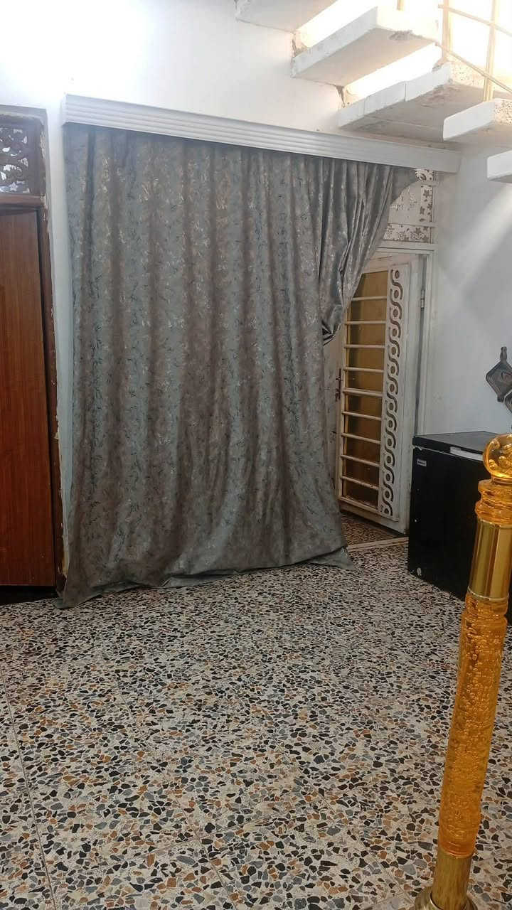 بسم الله عليه توكلت
دار للبيع ١٠٠م طابو زراعي بناء بلوك
يحتوي غرفه وصاله ومطبخ وستقبال وصحيات
بناء مرتب وعالي عن الشارع
طبر فرعون قريب جدا للشارع العام
تفاصيل أكثر خاص وبخدمتكم
***********
