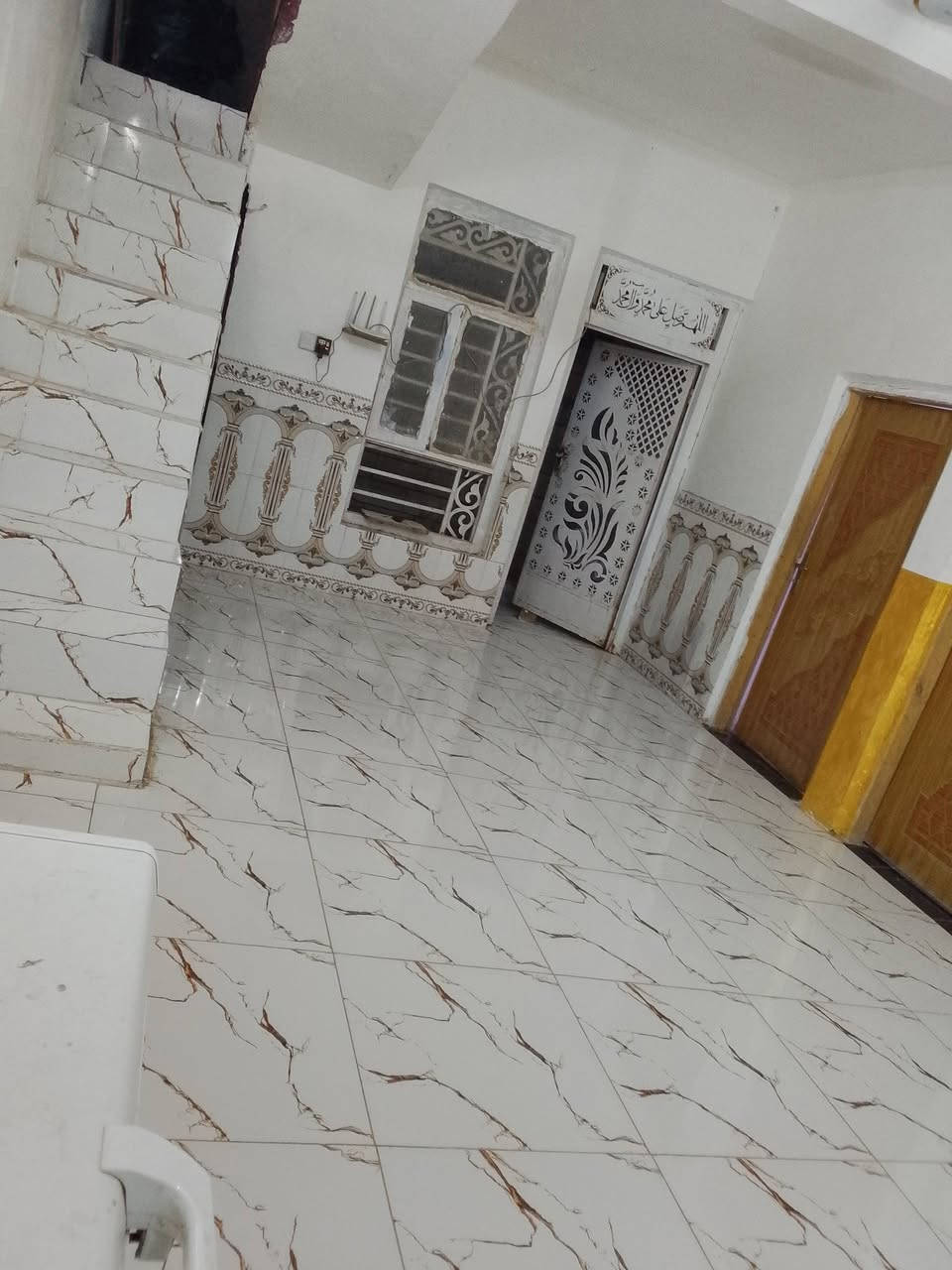 السلام عليكم بيت لبيع
مكان ديوانية ام نطباشي منطقة تبليط بلباب ومي وكهربا 
مساحت لبيت 150
بيت يتكون من غرفتين وصالة وحمام داخلي ومطبخ واستقبال وحمام خارجي وممر ورة لغرف ومنور بل صالة 
وستفسار على هاذ رقم ***********اوعلى هاي صفحة
