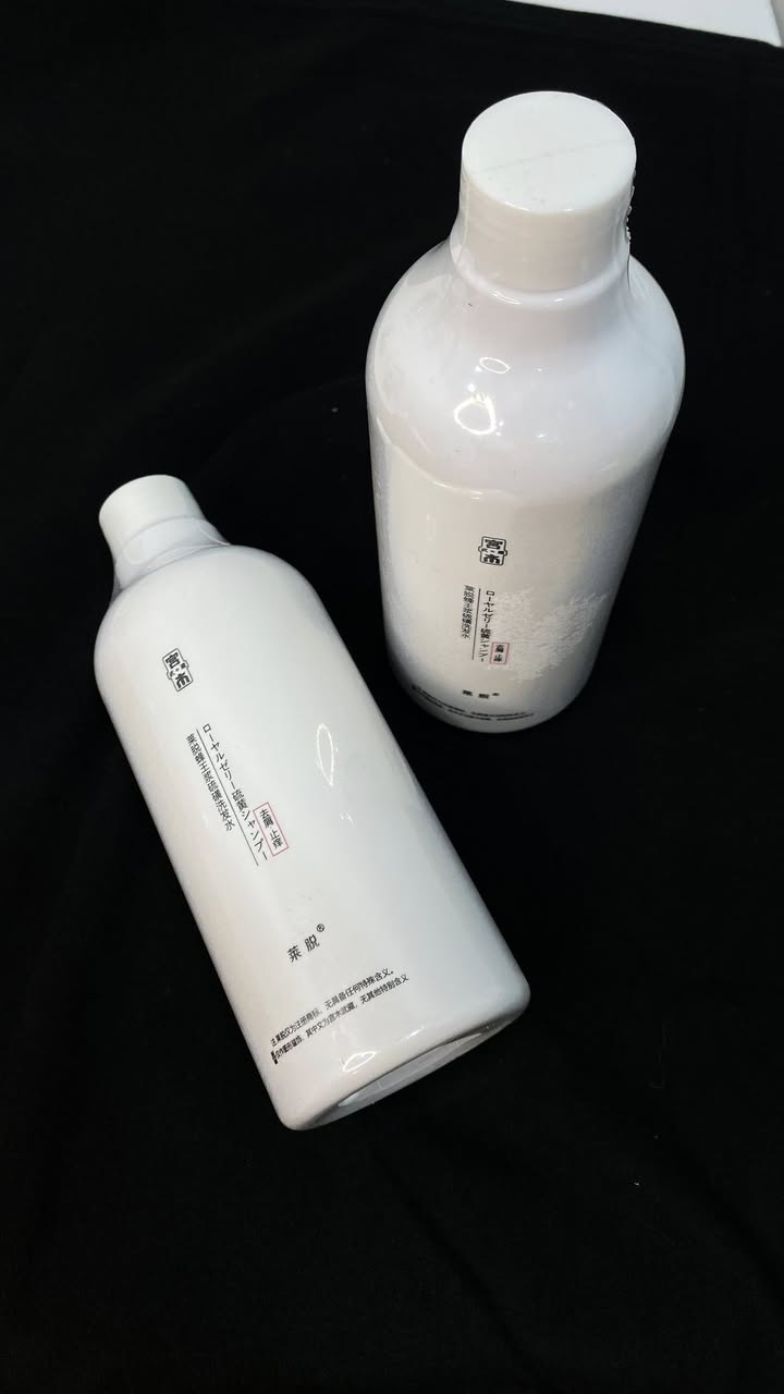 شامبو الكبريت بغذاء ملكات النحل (Royal Jelly Sulfur Shampoo)، ويستخدم بشكل أساسي لعلاج مشاكل فروة الرأس. 
تشمل دواعي استخدامه ما يلي:
قشرة الرأس: يحتوي الكبريت على خصائص مضادة للبكتيريا والفطريات التي تساعد في القضاء على قشرة الرأس. 
حكة فروة الرأس: يساعد في تخفيف الحكة المرتبطة بالقشرة أو مشاكل فروة الرأس الأخرى. 
فروة الرأس الدهنية: ينظم إفراز الدهون في فروة الرأس، مما يجعله مناسباً للشعر الدهني. 
التهاب الجلد الدهني والأكزيما: قد يساعد في تحسين أعراض هذه الحالات الجلدية. 
عث الرأس: يمكن أن يساعد في السيطرة على مشاكل عث الرأس عن طريق تغيير بيئة فروة الرأس.

السعر(4)


**إذا كنت صاحب هذا الإعلان وتريد حذفه لأي سبب، رجاءا أرسل رسالة إلى الدعم الفني**