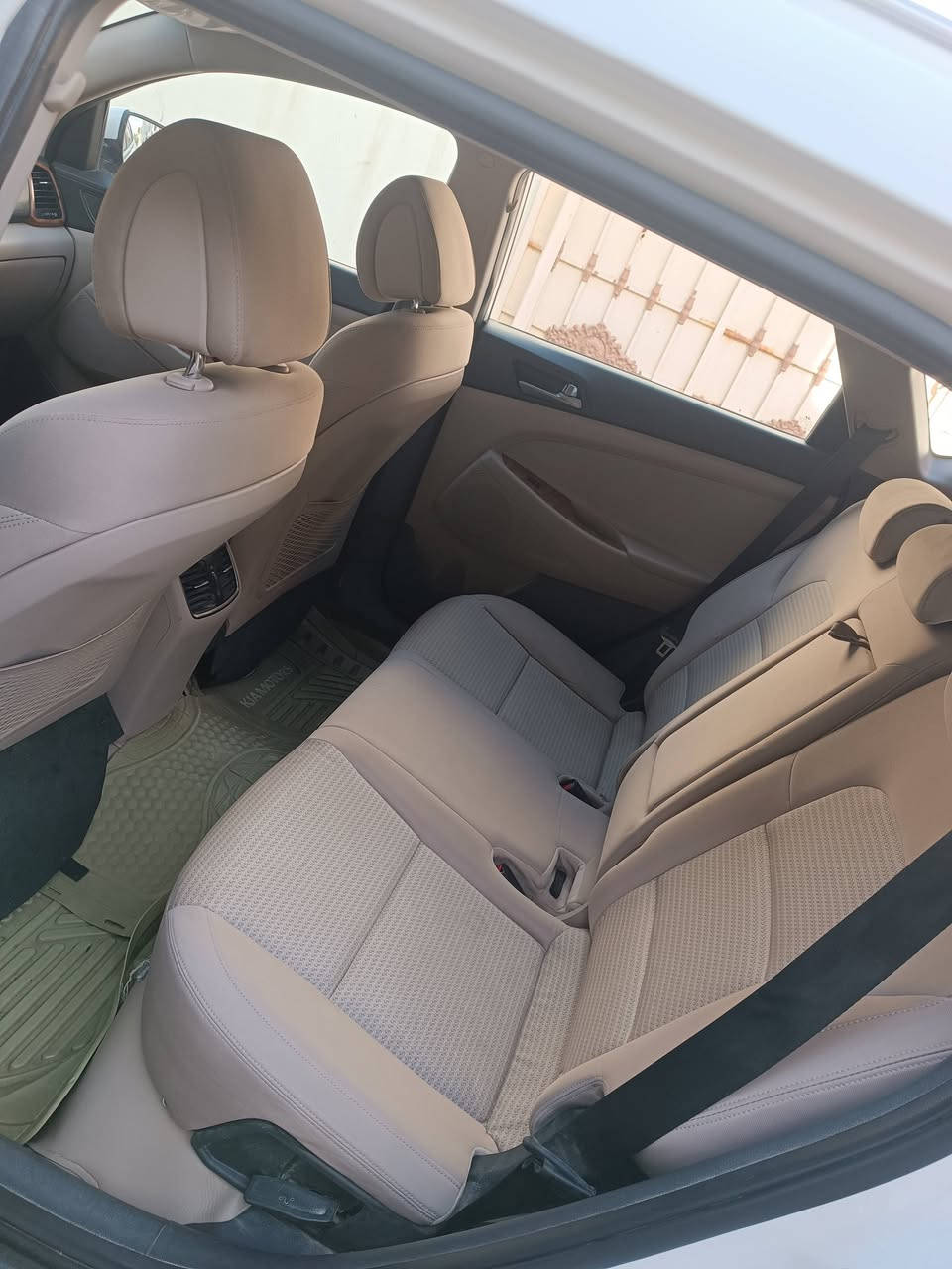 السلام عليكم ورحمه الله وبركاته
للبيع توسان خليجي موديل 2018 
ماشيه 145 km 
سايد بريك رجل
مري شفط
كاميرا خلفية 
حساسات خلفية 
بيها بارد اباب السايق شي بسيط و بعض الخدوش من تجي اشوفها الك 
محرك مفتوح اني فاتحة
گير مكفول 
السيارة نظيفة و ماناقصها برغي ، تايرات جدد ، حدادية قبل اسبوع مبدلها كاملة، تبريد ثلج قطعتين
السيارة باسمي اداورلك ثاني يوم
مكاني بابل - حلة - مركز 
سعر السيارة على الخاص او اتصال 
رقمي ***********
