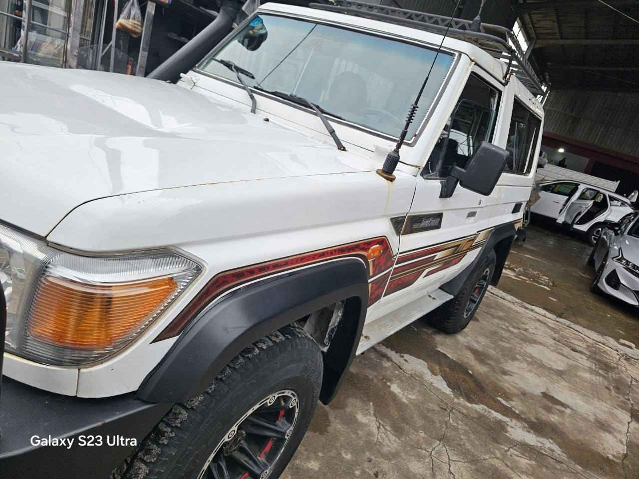 السلام عليكم
لاندكروزر ١٩٨٨ محدثه
٦ سلندر
كير ومحرك شرط 
٤ راكب
رقم دولي
السياره احلا من الصوره
للمزيد من المعلومات يرجى الاتصال
*********** 
السعر ٩٥ وبيها مجال
عنوان السياره موصل
