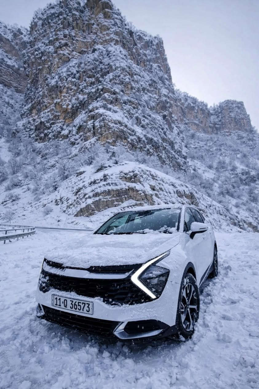 السلام عليكم للبيع فقط
كيا سبورتج - Kia Sportage EX 
موديل : 2023 
ماشية : 21 mi
محرك : 2500 
كير : 8 نمر ❤️
شاشه متصلة -      Android Aut
   -Apple CarPlay 
كامرة خلفيه وبصمة تشغيل وبصمة ابواب - حساسات خلفيه 
مثبت سرعة 
تشغيل عن بعد 
رادار امامي - رادار بلمري 
سياقة ذاتيه - نضام خروج عن المسار 
كشنات جلد تدفئة 
كرسي سائق كهربائي 
شحن لاسلكي 
كراسي شحن  -   Type-C
تبريد قطعتين 
اوتوهولد - نضام نزول منحدرات 
اشاير بلمري 
هاند بريك بصمة 
فول تحكم ستيرن 
ثلاث وضعيات - سبورت - نورمال _ سمارت _ 
تبريد بيانو 
اوتو هولد 
___________
رقم بغداد ب اسمي 
السياره حادثها جاملغ امامي وحافه البنيد ايرباك ستيرن فقط _ وباب سايق صار عندي بيها طخه كلش صغيره ترجع بارد 
___
بالعافيه ع ياخذها 
السعر : 195 وبيها مجال

مكاني بغداد الكاظمية - او التاجيات قرب المرور 
وهاذا رقمي ؛ ***********
