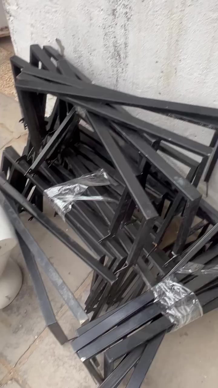 عندي يو 50 قطعه
سعر القطعه 3000 دينار 
توصيل موجود كل المحافظات 
راسلني ***********
