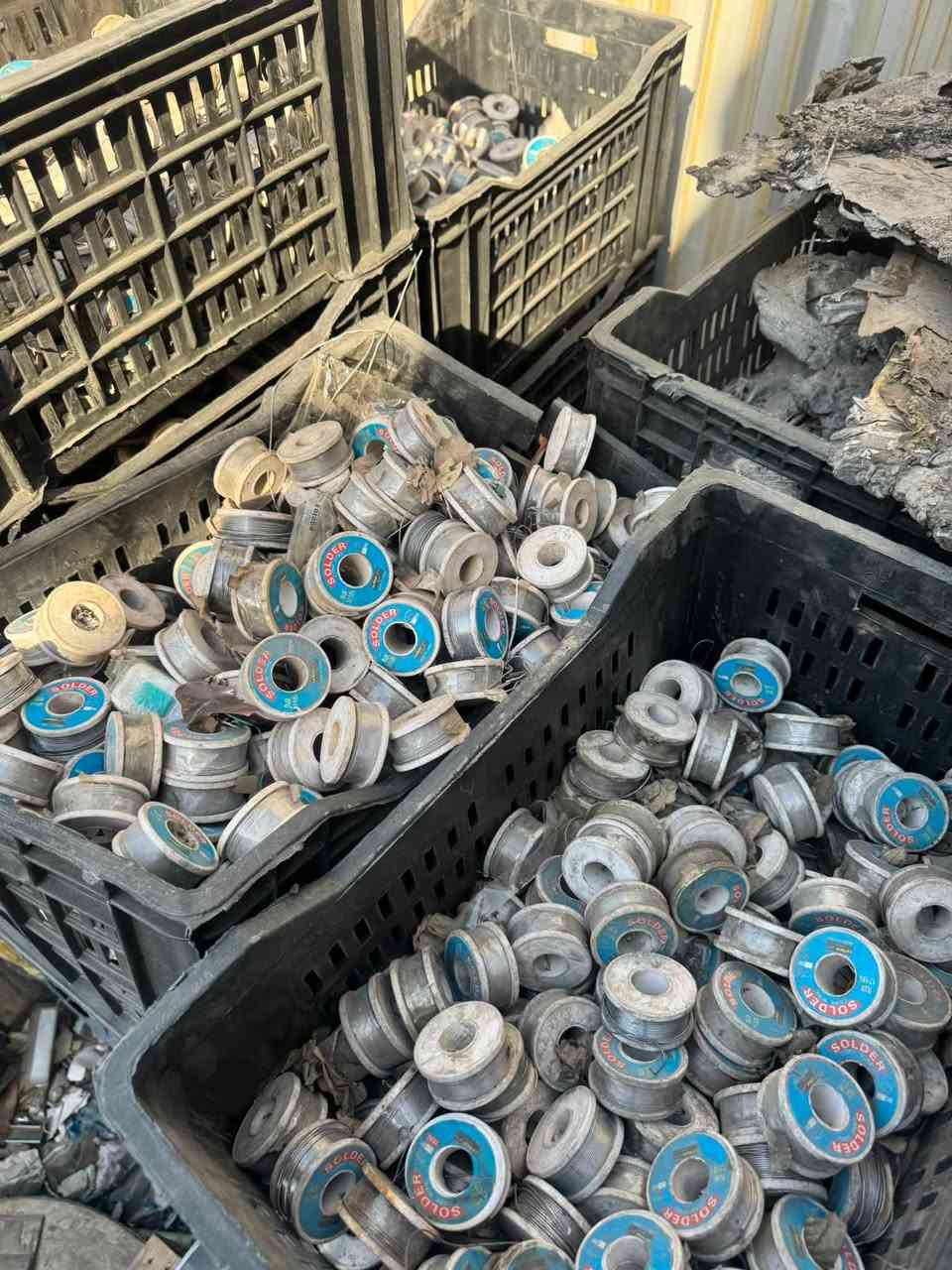 السلام عليكم عندي هاذ الصولدر غلاي البيع كميته تقريباً طنين 
سعر الكيلو 3500وبي مجال مكاني بغداد الحبيبيه 
رقم الهاتف ***********
