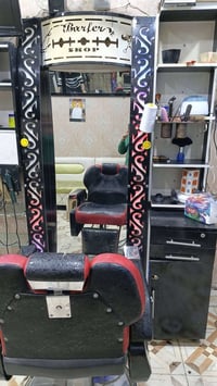 ديكور حلاقه مستخدم يحتوي على امرايتين وثلاثه رفوف وميزين بسعر مناسب لل...