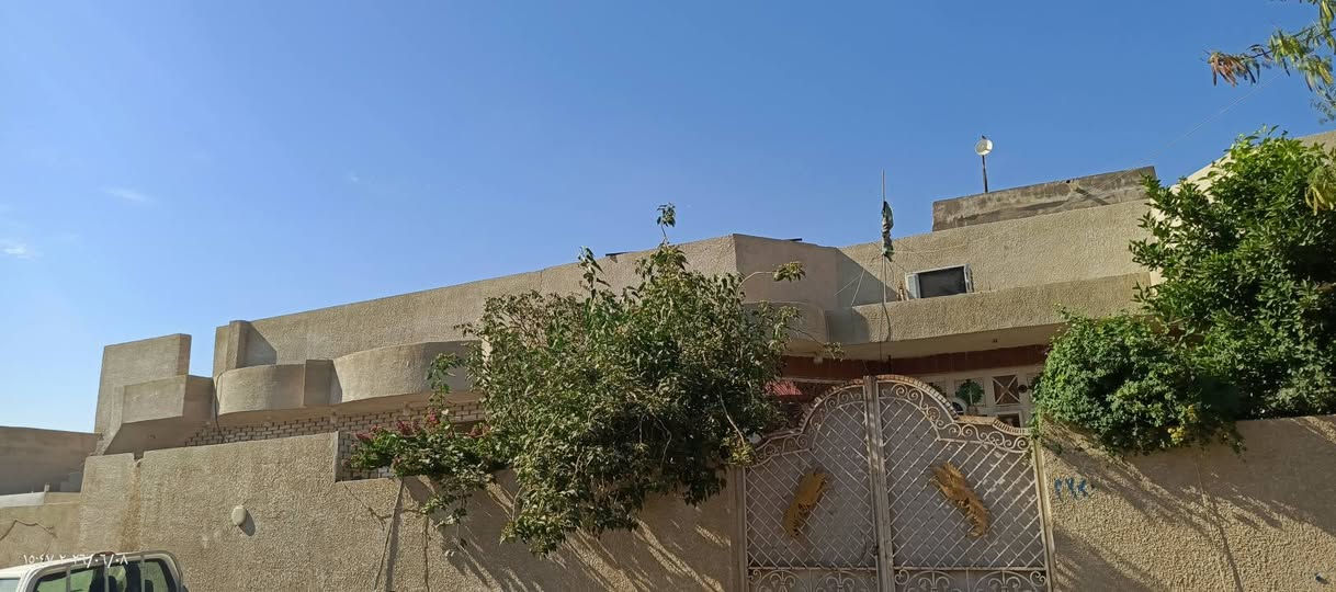 🏡 للبيع عقار مميز في حي الخضراء – الكوت
فرصة مميزة للراغبين بالسكن أو الاستثمار، دار سكنية تقع في موقع حيوي ومطلوب في الكوت – حي الخضراء، مقابل الخاجية وقرب المعارض الجديدة.

📐 المساحة الكلية: 500 متر مربع.

🔹 العقار يتكون من:

بيت سكني بمساحة 200 متر مربع.

عدد (2) مشتملات مستقلة.

واجهة جيدة وموقع ممتاز.

جميع الخدمات متوفرة (ماء، كهرباء).

يتميز العقار بموقعه القريب من  الخدمية، مما يجعله خياراً مناسباً للسكن العائلي 

💰 السعر: مناسب وقابل للتفاوض مع المشتري الجاد.

📞 للاستفسار والمعاينة: (رقم ***********)

رزق الله البائع والمشتري، وجعل فيه الخير والبركة للطرفين. 🏡🌹
