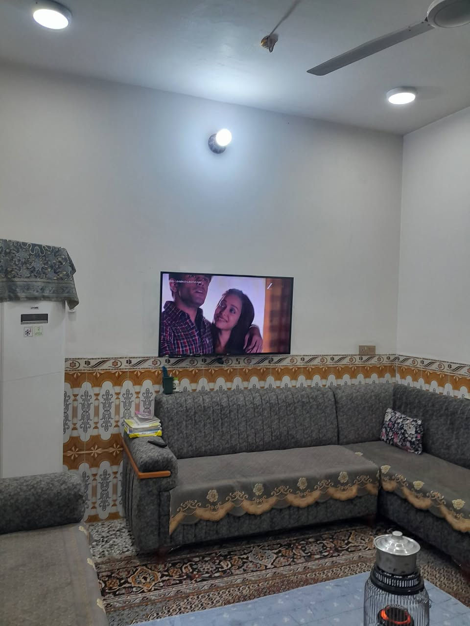 يعلن مكتب دار السلطان للعقار
عن بيع بيت في منطقة الورديه خارج مجاور الشيخ حبيب الحلاوي عرض الشارع ١٠م المساحه ٤٥٧م زراعي يتكون من ٢غرف نوم وهول واستقبال ومطبخ ومجمع صحيات داخله وخارجه وحديقه وكراج للسيارات  البيت نضيف جدآ السعر ١٥٠مليون وبي مجال للإستفسار الاتصال على الرقم ***********
