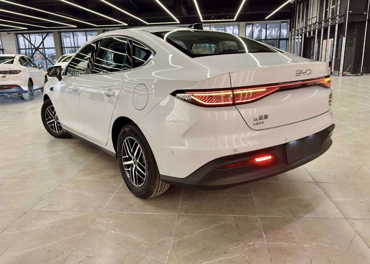 BYD SEL 05 FLAGSHIP 
فوول مواسەفات 
١٣ کامیرا و رادار و ئۆتۆپارک شاشە گەورە 
٤٠ کم رۆشتوو
١ رۆژ کاتی شکاوە 
 نرخی خوار بازار ئەیفرۆشم
***********
