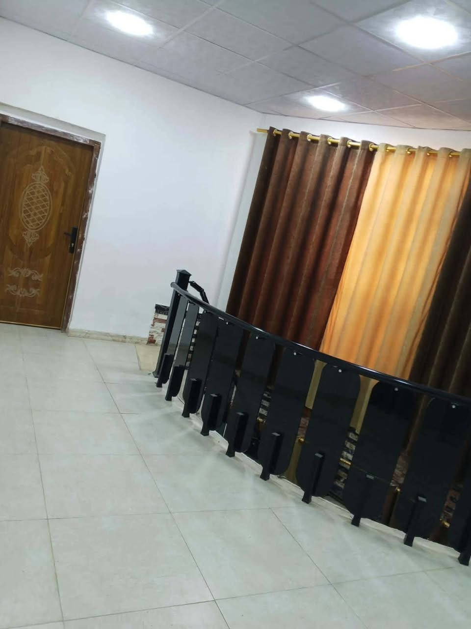 بيت 100متر للبيع🏠
طابقين 
.........
طابق الاول 
بي ساحه وحمام خارجي 
وستقبال ومطبخ حار ومطبخ بارد وصال وحمام داخلي مكشوفه وغرفه 
..........
الطابق ثاني 
بي حمام وغرفتين وصاله 
......
موقع البيت 🛣️
ميلاد فاو حي الاساتذه قريب ع مستوصف جوادين همين قريب ع مدرسه ام كتاب 
........ 
للتواصل 📲
خاص او علئ رقم واتساب 
......
***********
