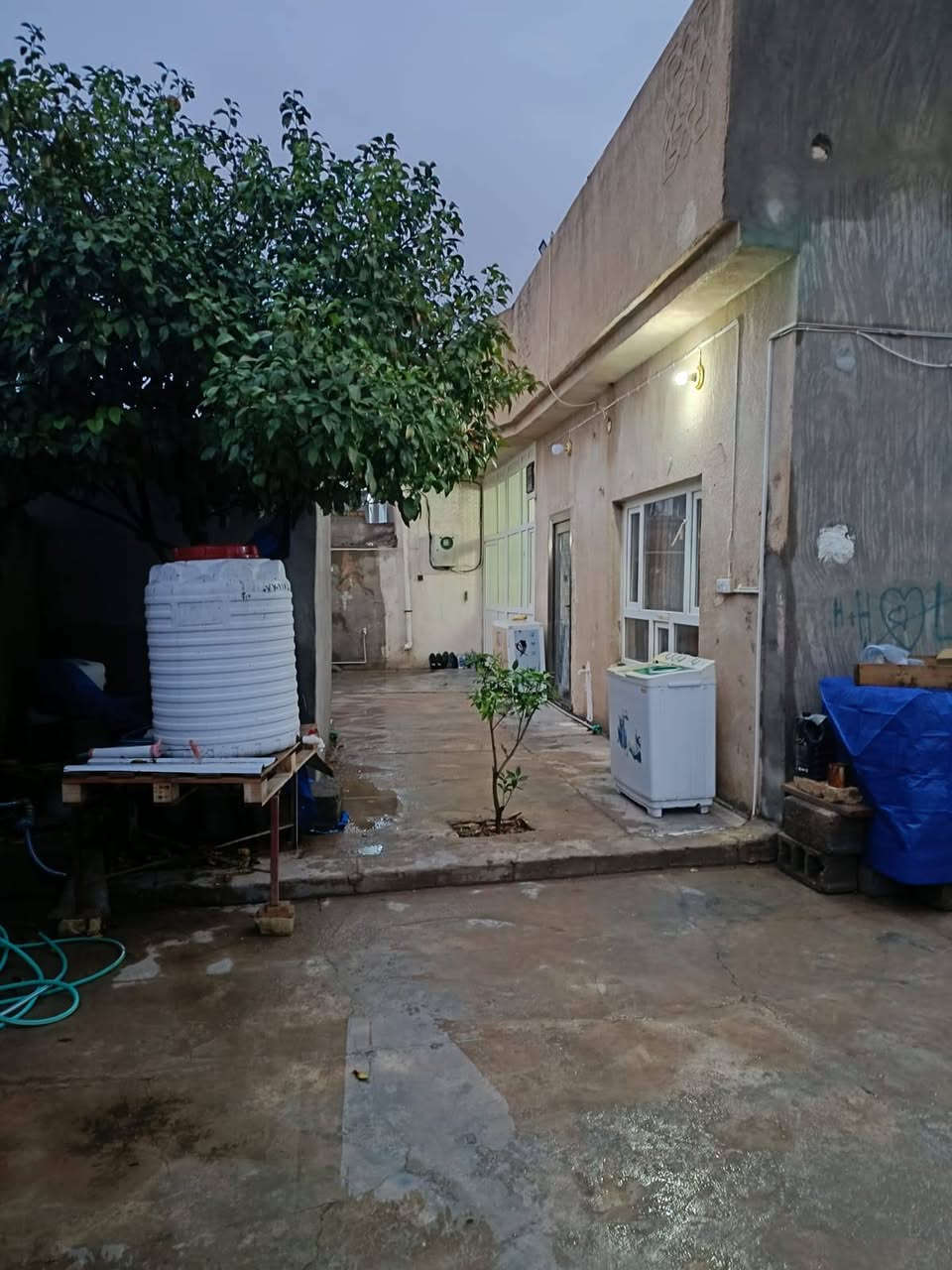 موقعه خانقين بانميل خلف قاعه حجي زياد 300 متر 200 بناء 100 حديقه بصف البيت يحتوي على غرف 2 واستقبال وصاله ومطبخ حار بارد صحيات داخلي وخارجي مع بير ارتوازي ومجاري كامل وكدام البيت شارع صب كامل سعره 45 مليون وبي مجال شوي للستفسار اكثر ***********
