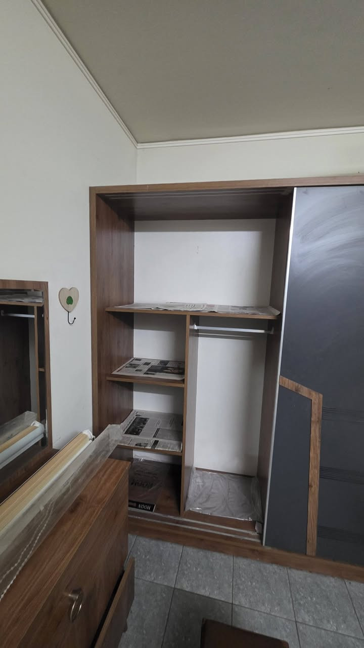 السلام عليكم
غرفه كاملة الملحقات نظيفه مثل الصورة 
(كومديات ثنين +ميز تواليت +كنتور + سرير نفرين بيه مخزن داخلي)  للاستفسار التواصل واتساب فقط 
***********
