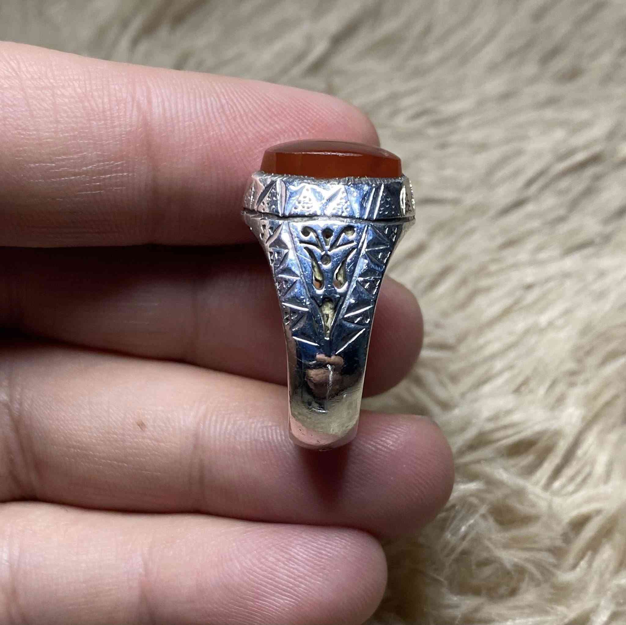 السلام عليكم خاتم عقيق يماني مشمشي صياغة عرفان
الوزن(11غ) قياس الخاتم(26) للبيع فقط يوجد توصيل
***********
