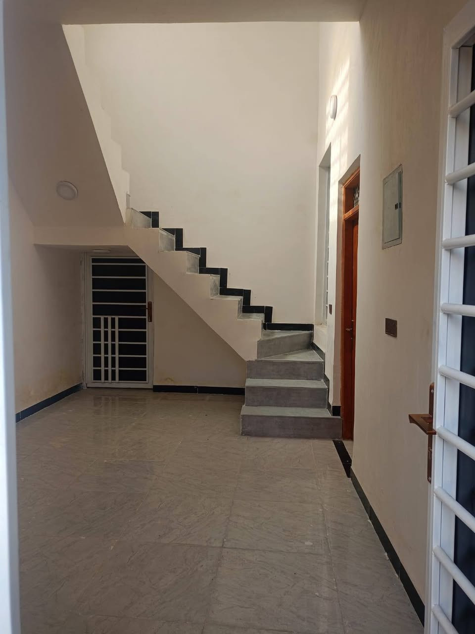 دار زراعي للبيع مساحة 140متر ناحية سديناوية كافة الخدمات غرفتين وديوانية وصحيات ومطبخ وصالة ومنور وحمام داخلي السعر 65 للأستفسار اتصل ***********
