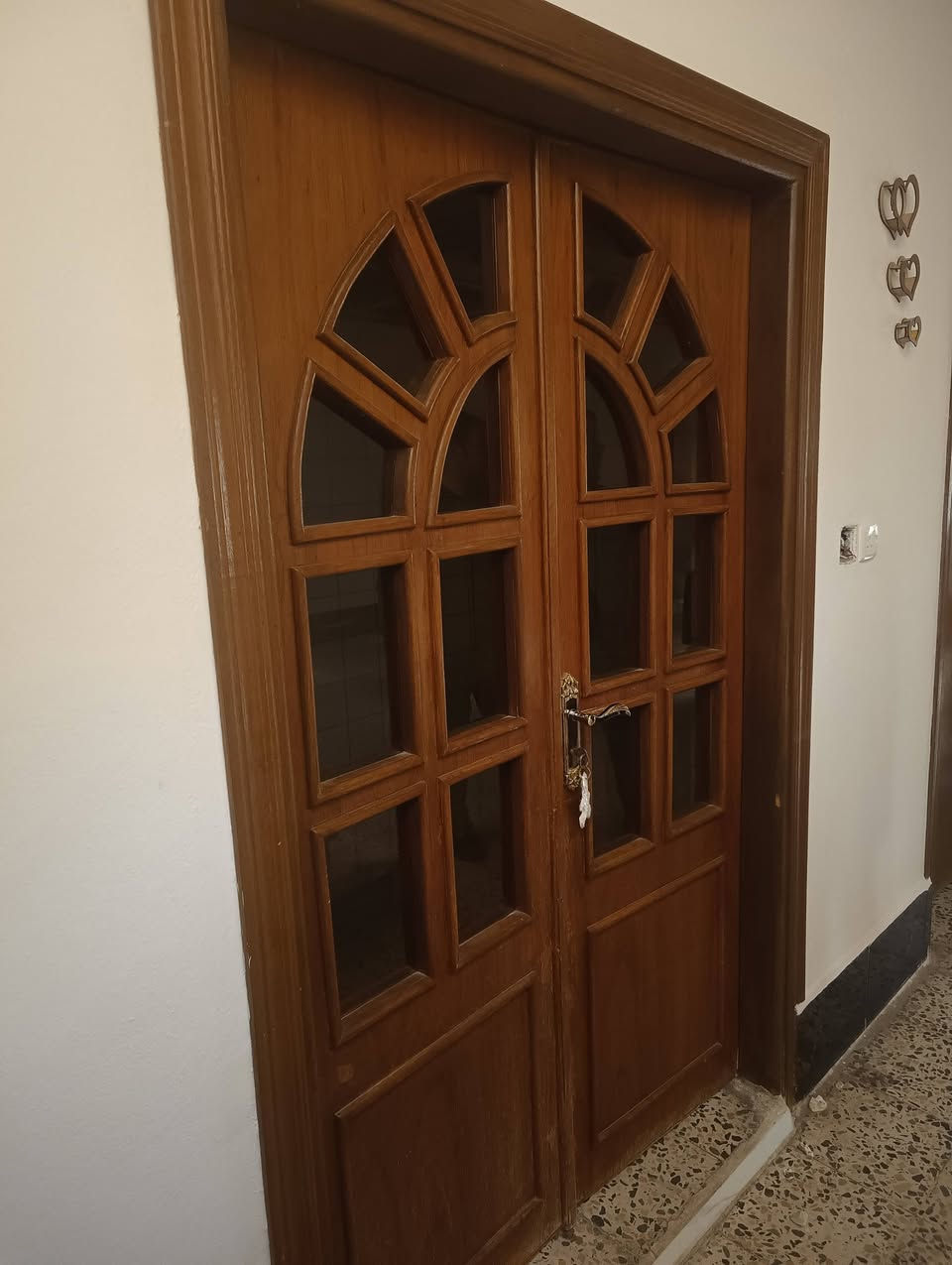 ابواب خشب عدد 8 حيل نضاف بسعر مناسب الشراي يتصل ***********-*********** وادي حجر
