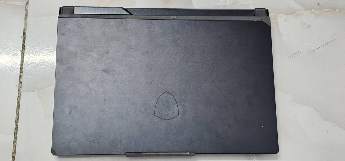 السلام عليكم ورحمة الله وبركاته 
مرخصت الادمن. [قيم وخذ] 
***********

Intel Core i5-13420H
8 أنوية (4 Performance + 4 Efficient)
حتى 4.6GHz
جيل 13
🎮 كرت الشاشة (GPU)
NVIDIA GeForce RTX 3050 6GB GDDR6
مناسب للألعاب على إعدادات High / Medium
يدعم DLSS و Ray Tracing
🖥 الشاشة
15.6 إنج
Full HD (1920×1080)
144Hz
لوحة IPS-Level
🧠 الرام
16GB DDR5 (غالباً 8×8)
قابلة للترقية حتى 64GB
💾 التخزين
512GB NVMe SSD
يوجد منفذ M.2 إضافي للترقية
🔌 المنافذ
USB-C
2× USB-A
HDMI
LAN
مدخل سماعة
📡 الاتصال
Wi-Fi 6
Bluetooth 5.2
🔋 البطارية
53.5Wh
⚖ الوزن
حوالي 1.98 كغم
