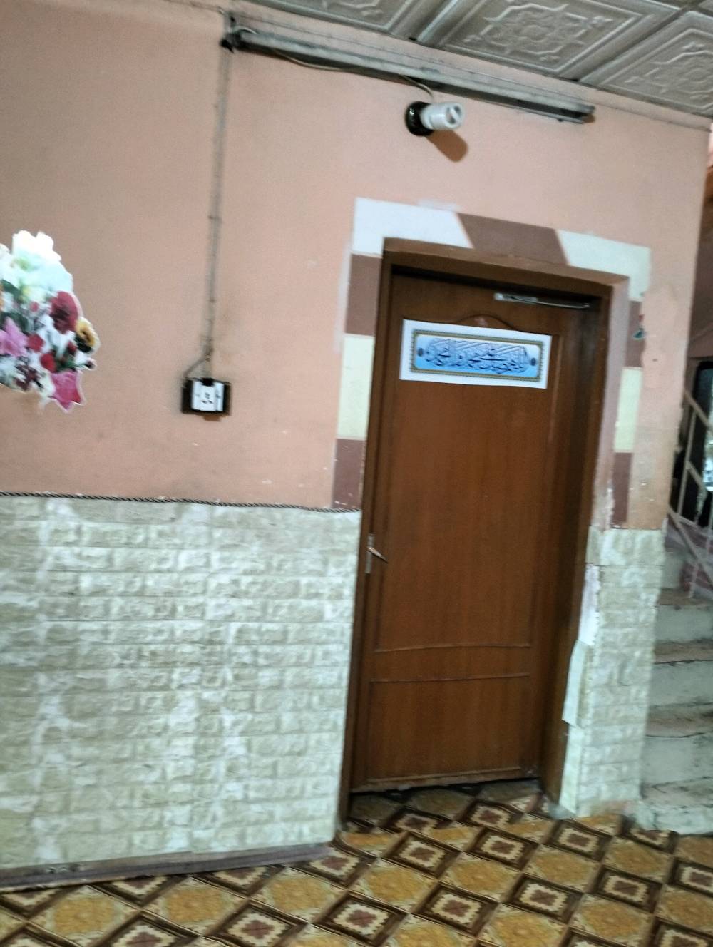 السلام عليكم 

منزل للبيع... مساحه 240م.. طابقين... الطابق الارضي بناء 86 مكون من ثلاث غرف منام + غرفه استقبال+ هول + مطبخ.. وحمام وتواليت

& الطابق الثاني بناء 2010 مكون من غرفتين منام وهول ومطبخ. وصحيات. 

مكان البيت الجنينه الشارع التجاري حي الانتصار... منطقه فيها الخدمات كافه ماء. مجاري. كهرباء.. ومدارس من الابتدائية لغايه الجامعة 

سعر المتر 2250 مليون و250 قابل للتفاوض