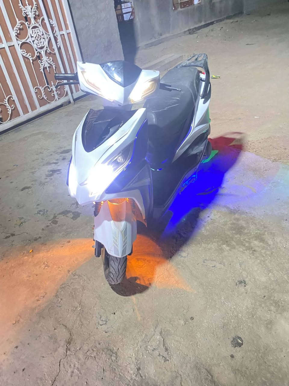 سلام عليكم
سكنس للبيع كامله وجديد سعر 300 وبيها مجال ***********
