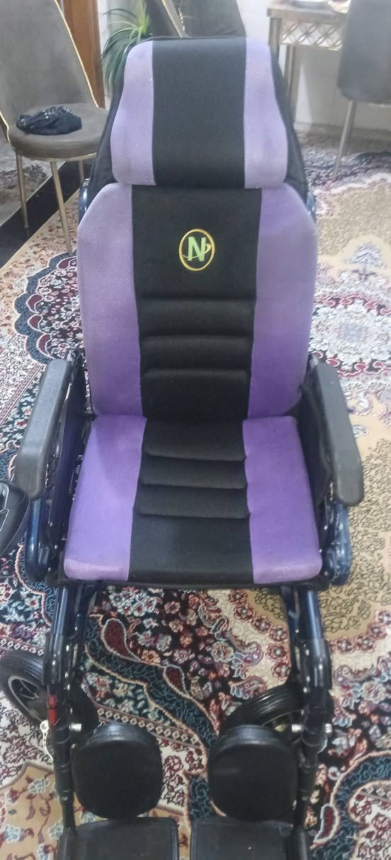 كرسي كهربائي للبيع جديد مستعمل قليل جدا جدا خاص لشلل الرباعي يعمل خمسة حركات يتحول إلى سرير سعره ٥٠٠الف الشراي يتصل بغداد سعره ٥٠٠الف حجم كبير ٥٦ ***********
