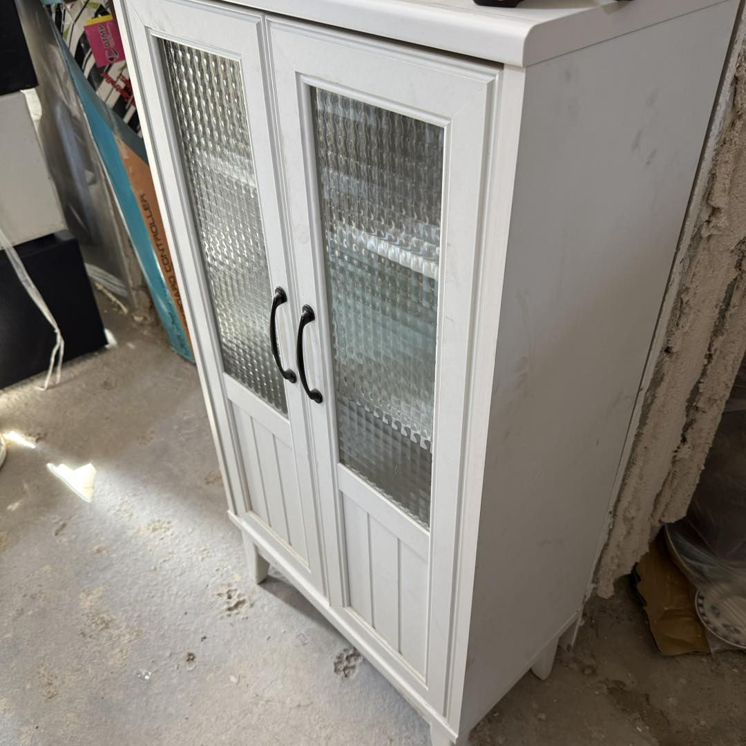 التصميم: تتميز بأرجل رشيقة بارتفاع 11.3 سم، مما يسهل عملية التنظيف تحتها، ومقابض أبواب مصنوعة من سبائك الزنك بتصميم ريترو.
الأبعاد التقريبية: يبلغ عرضها حوالي 56.6 سم، وعمقها 29.7 سم، وارتفاعها الإجمالي 109 سم.
الاستخدام: الخزانة متعددة الاستخدامات، حيث يمكن استخدامها كخزانة جانبية (بوفيه) في المطبخ، أو كخزانة كتب، أو حتى لتنظيم مستلزمات الحمام.
التفاصيل الفنية: تحتوي من الداخل على أرفف قابلة للتعديل بزيادات قدرها 3 سم لتناسب مختلف أحجام


**إذا كنت صاحب هذا الإعلان وتريد حذفه لأي سبب، رجاءا أرسل رسالة إلى الدعم الفني**