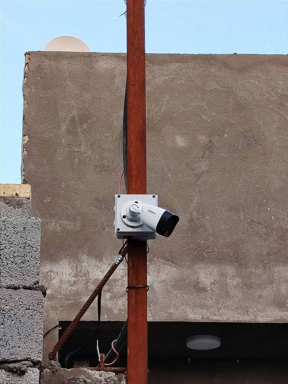 موقع عمل رقم 079
♦️تم تأمين احد المنازل في الناصرية / سدينارية 
♦️بمنظومة كاميرات مراقبة  عدد (4)  
                           🔸شعارنا🔸
#جودة_العمل▪️ #سرعة_الانجاز▪️ #اتقان_التنفيذ
--------------------------------------
                نتابع معكم جودة ما نقدمة لكم
                           تفاصيل العمل :-
♦️ منظومة كاميرات مراقبة analog من شركة Dahua 

♦️ كاميرات مراقبة عدد ( 4 ) دقة وضوح 2MP

♦️ جهاز تسجيل 2MP 4CH 

♦️ جهاز UPS NEXT120W

♦️ طريقة التسليك ⬅️  ظاهري ➡️

♦️ الانهاءات ⬅️  بوكسات بلاستك ➡️

♦️ تقنية التصوير الملون full color  ٤ لدات

♦️ الكاميرات بزاوية رؤية 3.6mm تدعم تسجيل الصوت

♦️ تم تجهيز مواد العمل من مكتب المرتضى للكاميرات والالكترونيات  وكيل شركة دهوا في ذي قار

♦️ تم ربط الكاميرات علئ الهاتف والمشاهدة عن بعد
---------------------------------------
مستعدين لتنفيذ المنظومات ادناة

♦️منظومات كاميرات المراقبة CCTV 
♦️منظومات الإنترنت Network System
♦️منظومات الصوت Sound System
♦️منظومة الانذار المبكر عن الحريق Fire Alarm 

---------------------------------------
من اجل خلق مجتمع امن وذكي وللحد من الجرائم وعمليات السرقة وتوفير حماية للممتلكات الخاصة والعامة
               ((((في محافظة ذي قار - الناصرية ))))) 
مستعدين لتنصيب وصيانة كاميرات المراقبة في ( المنازل / المحال التجارية / الشركات / المدارس / المشاريع / المعامل / الدوائر الحكومية )
بوجود كادر هندسي وفني احترافي متخصص وبأسعار مناسبة

متمرسين علئ كافة انواع الكاميرات نظام ip + انلوك
( Dahua /Hikvision / Aswar / XVision / HiLook / Unv /ezviz / Axsis/ Samsung / tindy)

1)تنصيب وبرمجة وصيانة كاميرات ip + انلوك
2)تنصيب وبرمجة وصيانة وتحديث  اجهزة NVR + DVR
3) برمجة ونصب الكاميرات المتحركة PTZ
4) برمجة ونصب كاميرات ال WiFi وربطها علئ الهاتف
5)نصب وبرمجة كاميرات التقاط ارقام السيارات ANPR
6) برمجة وادارة ستورجات الخزن  وسستمة المنظومات والمشاريع الكبيرة 
7) برمجة النانوات وربطها لنقل صورة الكاميرات لمسافات بعيدة P2P
8)تأسيس وتسليك وتفييش جميع انواع الكيبلات RG45 و BNC وبكافة الطرق ( ترانك / بوري / فلكسيبل / دفن / ظاهري) 

للتواصل معنا :
فيس بوك : القمة لتنصيب وصيانة كاميرات المراقبة
واتساب : ***********
انستكرام : alqama.97

-------------------------------
 #القمة_لكاميرات_المراقبة #cctv_iraq #cctv_camera_installing #تنصيب_كامرات #كاميرات_مراقبة_منازل #كاميرات #كاميرات_المراقبة #كاميرات_متحركة #كاميرات #فني_كاميرات_مراقبة #dahua #dahuatechnology #dahuamena #hikvision #hikvisioncctv #hikvision_cctv
#Aswar #unv #العراق #الناصريه #ذي_قار #شارع_الامام_علي #حي_الشهداء #جا_غير_هي_الناصرية #جا_غير_احنه_ولد_الناصريه #الناصرية_الان #تركيب_كاميرات_مراقبة
Dahua Technology MENA Dahua Technology Dahua CCTV Dahua Technology Saudi ركن التقنية للحلول التكنولوجية *********** Hikvision هيكفجن ذي قار - Hikvision Thi Qar Hilook Distributor in Iraq Ezviz Distributor in lraq EZVIZ Aswar Aswar Academy شركة رؤيا بابل للحلول الأمنية شركة شمس المعرفة TAT شركة زهرة التوليب شركة الليث ذ.م.م شركة الشذر لكاميرات المراقبة و انظمة الحماية نظرتي للحلول الامنية المكاملة  شركة المشكاة شركة ارسال للإتصالات وكاميرات المراقبة
