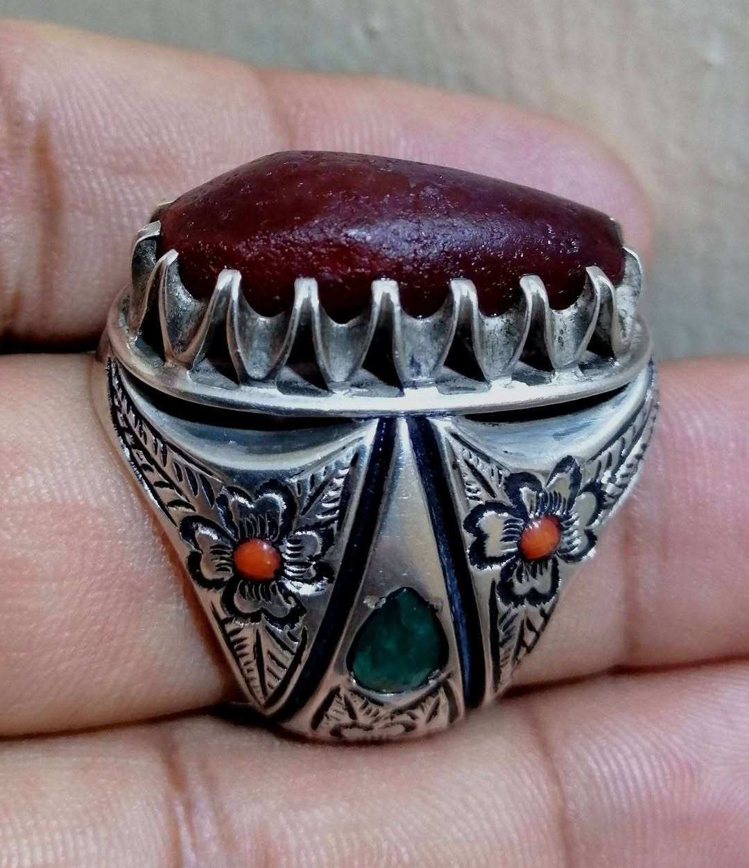 المميزون في نشرنا الباقون على عهدنا بأن ننشر لكم النوادر من الأحجار النفيسه التي يبحث الهوات عنها نقدم لكم جوهره من العقيق اليماني القديم المسمى ((الدلو)) يمتاز بصياغه الفنان نذير ال ياسين للبيع على الخاص اوالاتصال على الرقم التالي ***********
