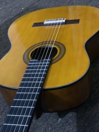 كيتار ياماها • مستخدم مرتين • مع اوتار وريشات