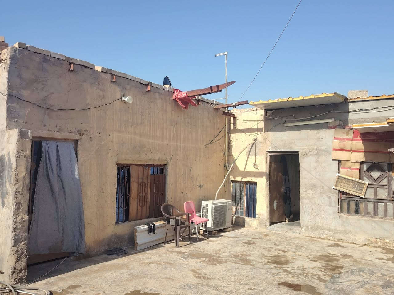 سلام عليكم بيت للبيع ب7000على البره حواسم غرفتين وصاله وستقبال معزوله غرفه عكاده ولاستقبال عكاده مطبخ صحيات داخليه وخارجيه الاستفسار ***********//***********
