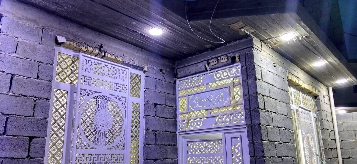 السلام عليكم دار للبيع في الجولان الثانيه قرب جامع الجولان الكبير  مساحت البيت 168 مكون من قرفه و صاله و مطبخ وستقبال وحمام وصحيه وكراج البيت كامل من الداخل  بس من الخارج يرادله لبخ  نضام طابقين بس الطابق الثاني مامسكف السعر 55 للستفسار اكثر اتصل ***********//// ***********
