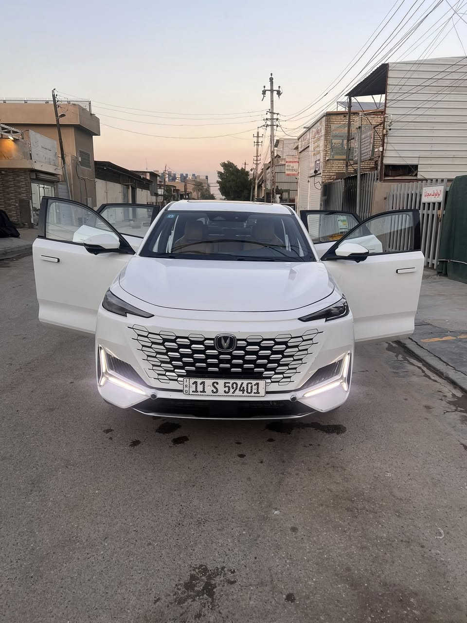 للبيع او المرواس السعر 165 للبيع والمراوس حسب القناعة 
*********** واتساب 
***********
الأداء والمحرك:المحرك: 4 أسطوانات سعة 2.0 لتر تيربو.القوة: 233 حصان.عزم الدوران: \(390 \text{ نيوتن متر}\).ناقل الحركة: أوتوماتيكي من 8 سرعات (Aisin).نظام الدفع: دفع رباعي.التصميم الخارجي:الإضاءة: مصابيح أمامية وخلفية من نوع LED بالكامل مع إضاءة نهارية مميزة.الجنوط: رياضية قياس 21 بوصة.المرايا والأسقف: فتحة سقف بانورامية واسعة، مع مرايا جانبية كهربائية قابلة للطي.المقابض: مخفية تخرج تلقائياً عند الاقتراب من السيارة.الداخلية والتقنيات:المقاعد: جلد فاخر، مع دعم خاصية التدفئة والتبريد للمقاعد الأمامية.الشاشات: مقصورة قيادة رقمية متطورة مع شاشة وسطية كبيرة للمعلومات والترفيه.النظام الصوتي: نظام فاخر من (Sony) مع مكبرات صوت مدمجة في مساند رأس السائق.المكيف: أوتوماتيكي ثنائي المناطق مع نظام تنقية الهواء.السلامة ومساعدة السائق:الكاميرات: نظام كاميرات محيطية بزاوية 360 درجة (رؤية بانورامية).القيادة الذاتية ومساعدة السائق: مثبت سرعة متكيف (رادار)، نظام التحذير من الاصطدام الأمامي، ونظام مراقبة النقطة العمياء. رحمة ال والديك مو شراي لدوخني
