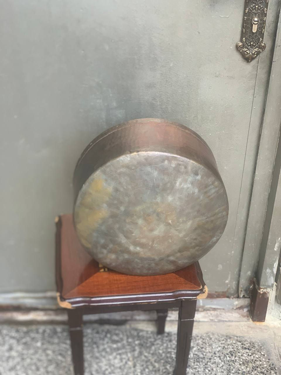 طنجيرة مال حليب نحاس أحمر قديم نضافة تامة إرتفاع 30سم عرض القاعدة 33سم تتحمل 13لتر *********** بغداد يوجد توصيل
