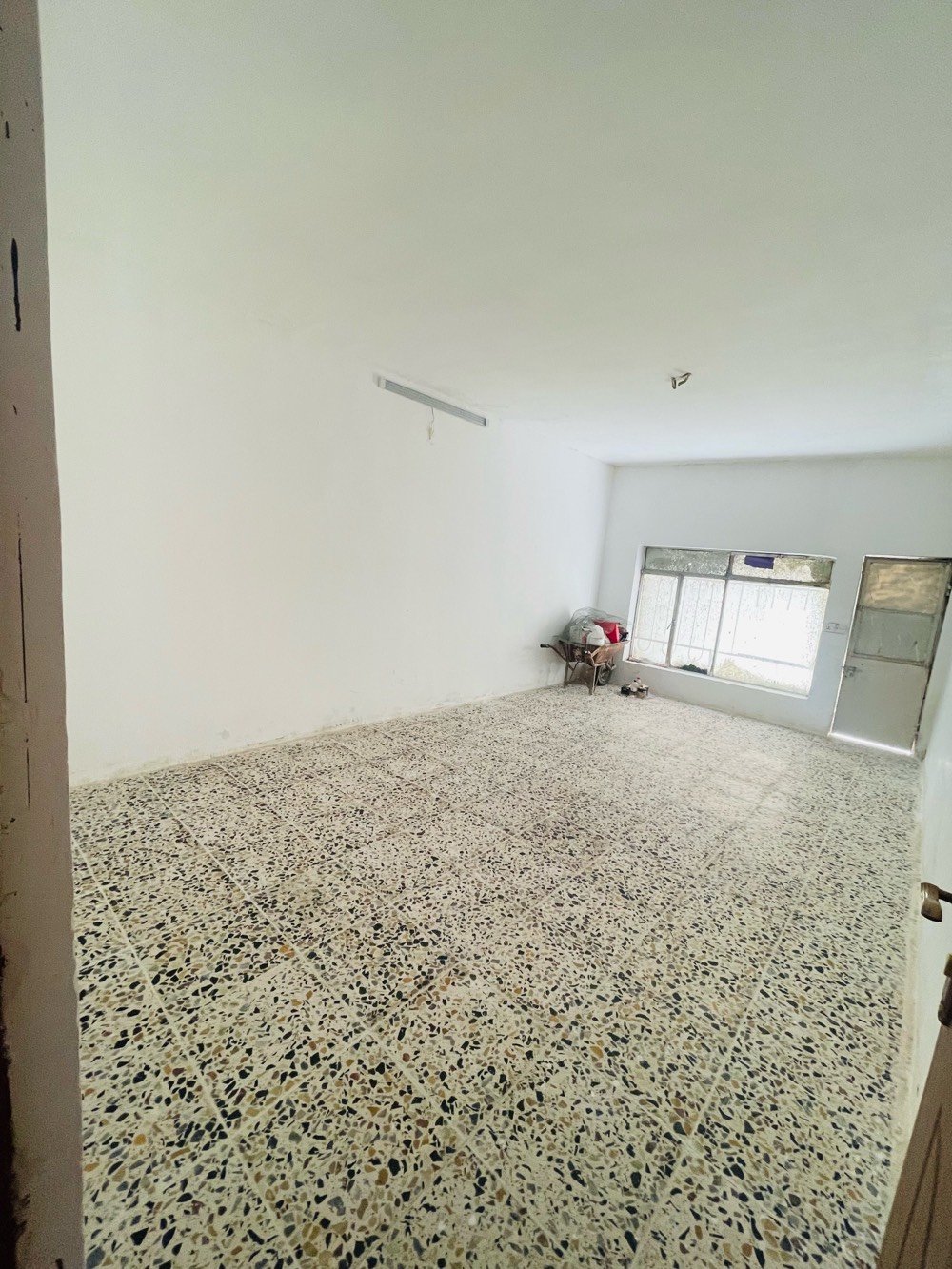 السلام عليكم 
للبيع دار سكني الموقع بغداد حسينية الراشدية مجاور العمارة الحمراء خلف الشارع التجاري (شارع المكاتب) 

مواصفات الدار :-
موقع جداً ممتاز 
ترميم جديد قبل أيام طلعو الخلفات من عنده شغل درجة أولى الدار فارغ وجاهز للسكن 
مساحة الدار 80 متر 
1-گراج 
2-استقبال
3-مطبخ
4-صحيات
الطابق الأرضي:غرفة واحدة 
الطابق الثاني:غرفة واحدة مع صالة 

السعر 120 مليون وبي مجال جداً بسيط
للأستفسار الأتصال على 
***********
***********