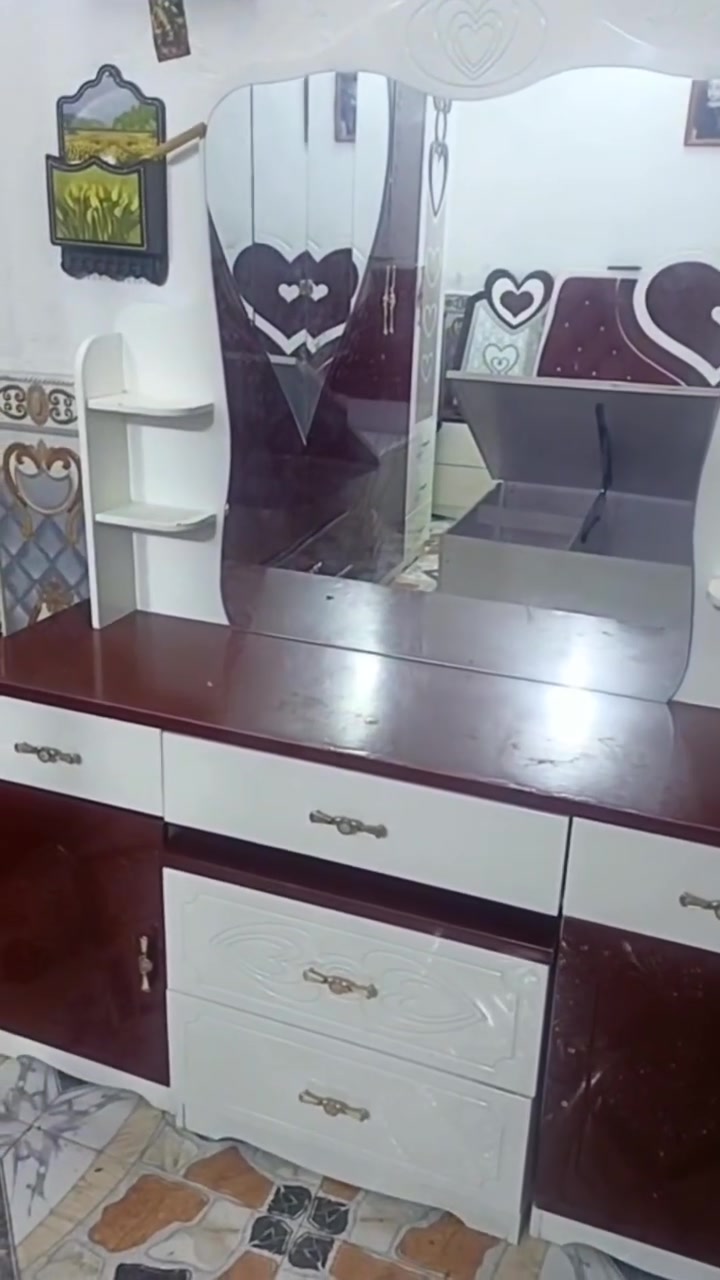 سلام عليكم عندي كنتور تركي نضيف ويا ميز مرايه للبيع السعر 225وبيهن مجال قليل عنواني البصره حيانيه شارع البلديه قرب مدرسه ابو السود دولي رقم تلفوني ***********
