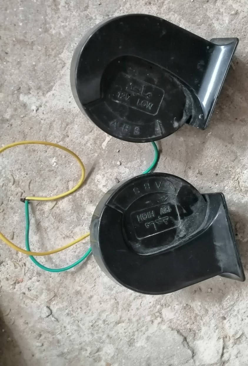 سلام عليكم غراض دايوان وأربعه كير للبيع مكاني كربلاء *********** توصيل داخل كربلاء فقط ٢٠٠٠ او ٣٠٠٠..تحياتي..
١_كلجات دايوان رياضي ٦براغي جدد شلعه ومعدل طيران. وياهن الفلاوين لازم. 
٢_كابريتر جديده اصليه . كابريتر مستعمله يردلها تقسيم هوه 
٣_كوبلن دايوان عظم جديد.
٤_راسطه اذاين دايوان عظم.
٥_جوزه دايوان عظم اصليه. جوزه نمر عظم نفخ.
٦_دشالي زنجيل نفخ عظم. زنجيل نفخ عظم.
٧_قبق كلجات أربعه كير. كير اصلي. اذاين. علايم. دوسه بريك خلفي. وبعد نواعم موجودات بالصور بس
