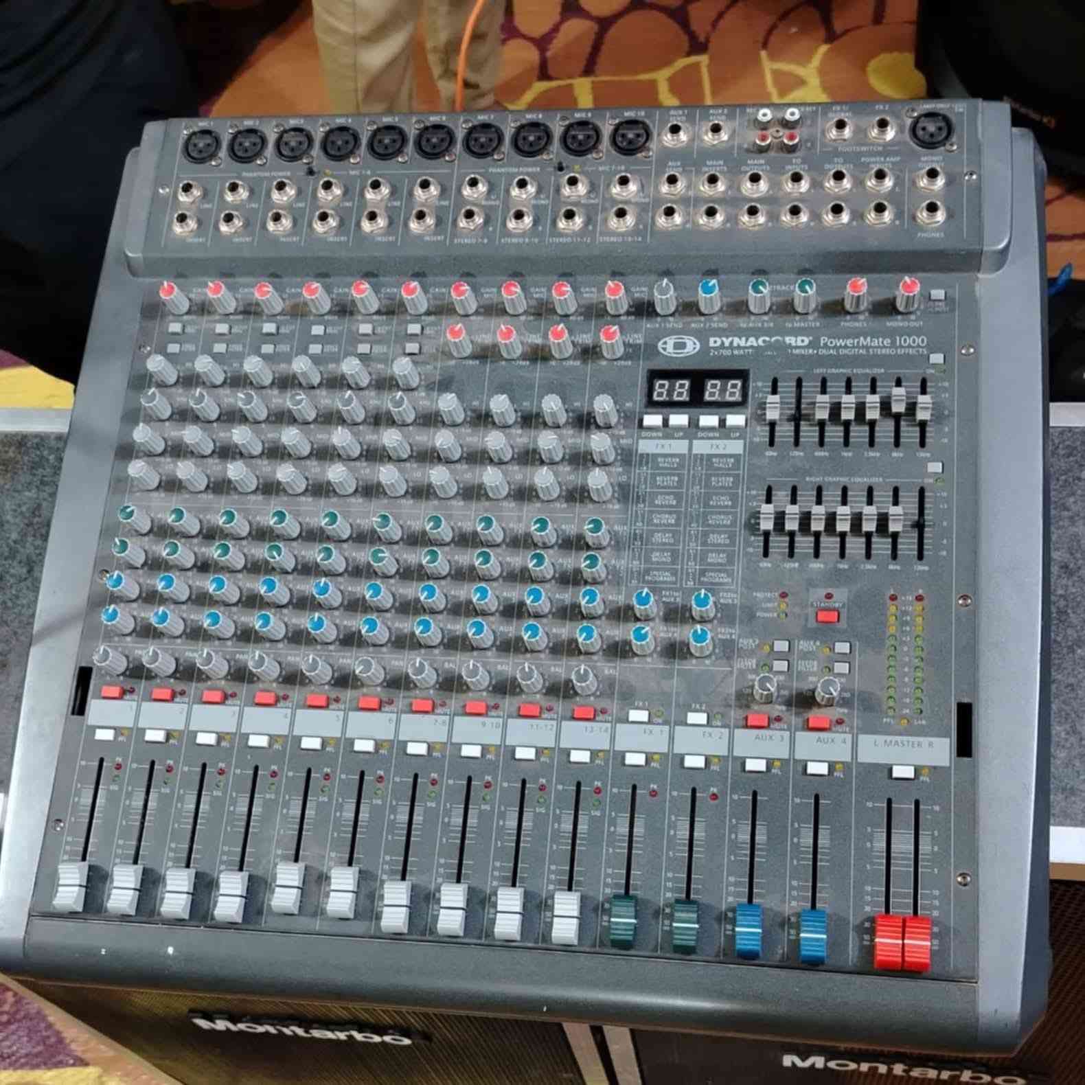 السلام عليكم خدام الحسين عليه السلام غراض مجموعه للبيع
محجر للبيع حديد ثقيل
جهاز داينكورد 1000 بور
بالإضافة سماعه مونتربو قطعه وحده
مايكات وبعد اكو غراض
للأستفسار ***********
