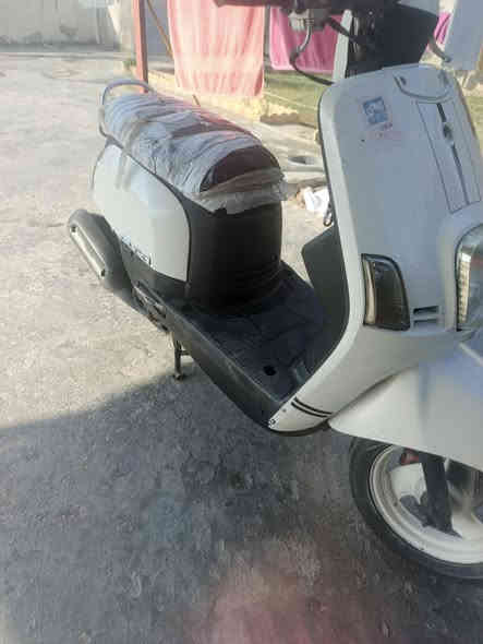 السلام عليكم
دراجه للبيع بوليس 120 
لون ابيض داخل اسود كلشي بلادي
اشاير ودبل اشاره شغال
دشبول شغال
كهربايات الدراجه شغاله سلف هندر شغال
دراجه كلها على بلادي 
السعر 500 وبيها مجال 
عنواني بغداد الشعله 
رقمي ***********
