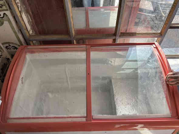 برادين ومجمده￼ وميز 
السعر خاص العلوان الملعب شارع المضيف 
***********
