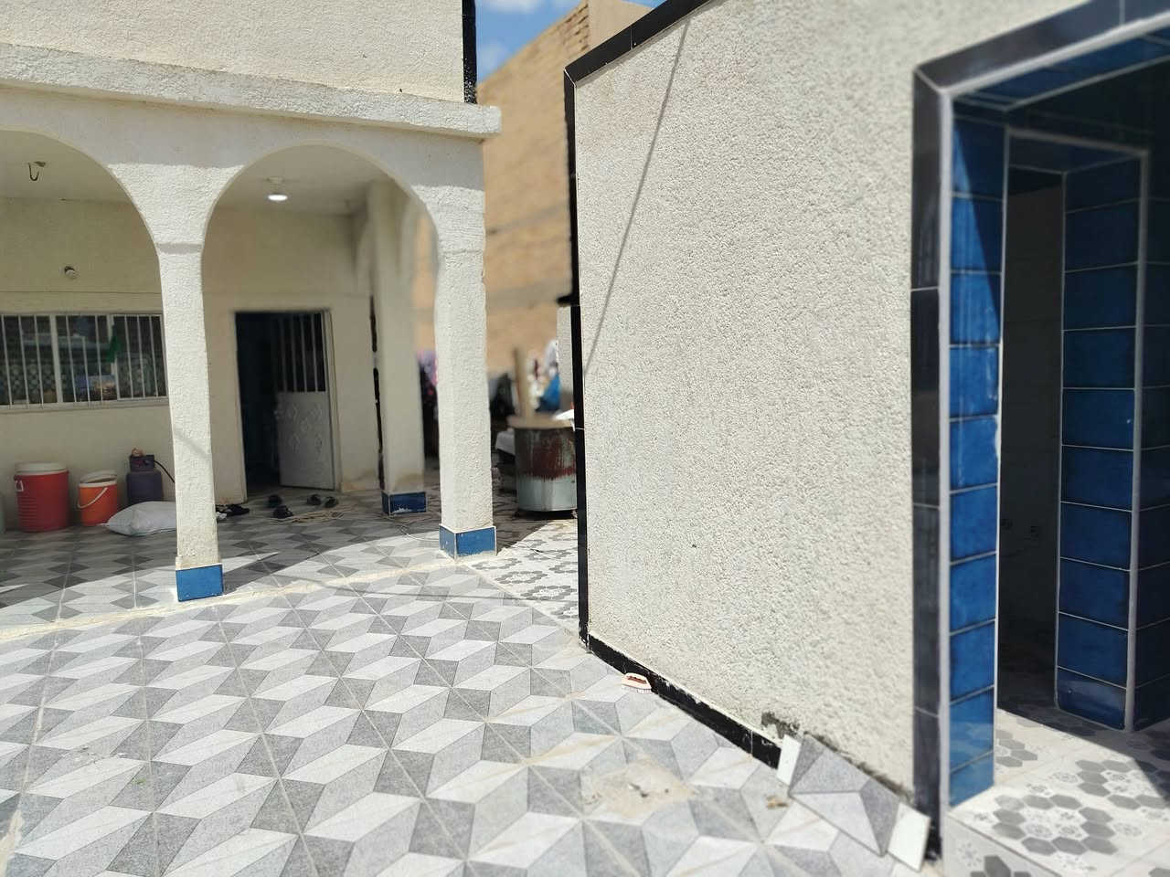 سلام عليكم بيت بلعصافير قرب الروضه 300 متر طابو صرف عالي عن الشارع سيراميك سقف ثانوي مطبخ وحمامات سيراميك للسكف ترميم جديد ***********
