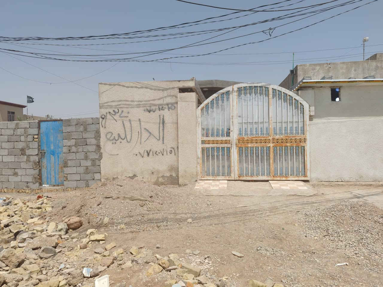 بيت 200متر +مشتمل 100متر +قطعه 80متر مسيجه ركن من ظمن النواب الظباط حي الجوادين وجها ع شارع الحي 
المشتمل حاليا مأجر
سعر 55 قفل تقاصيل اكثر ع خط ***********

