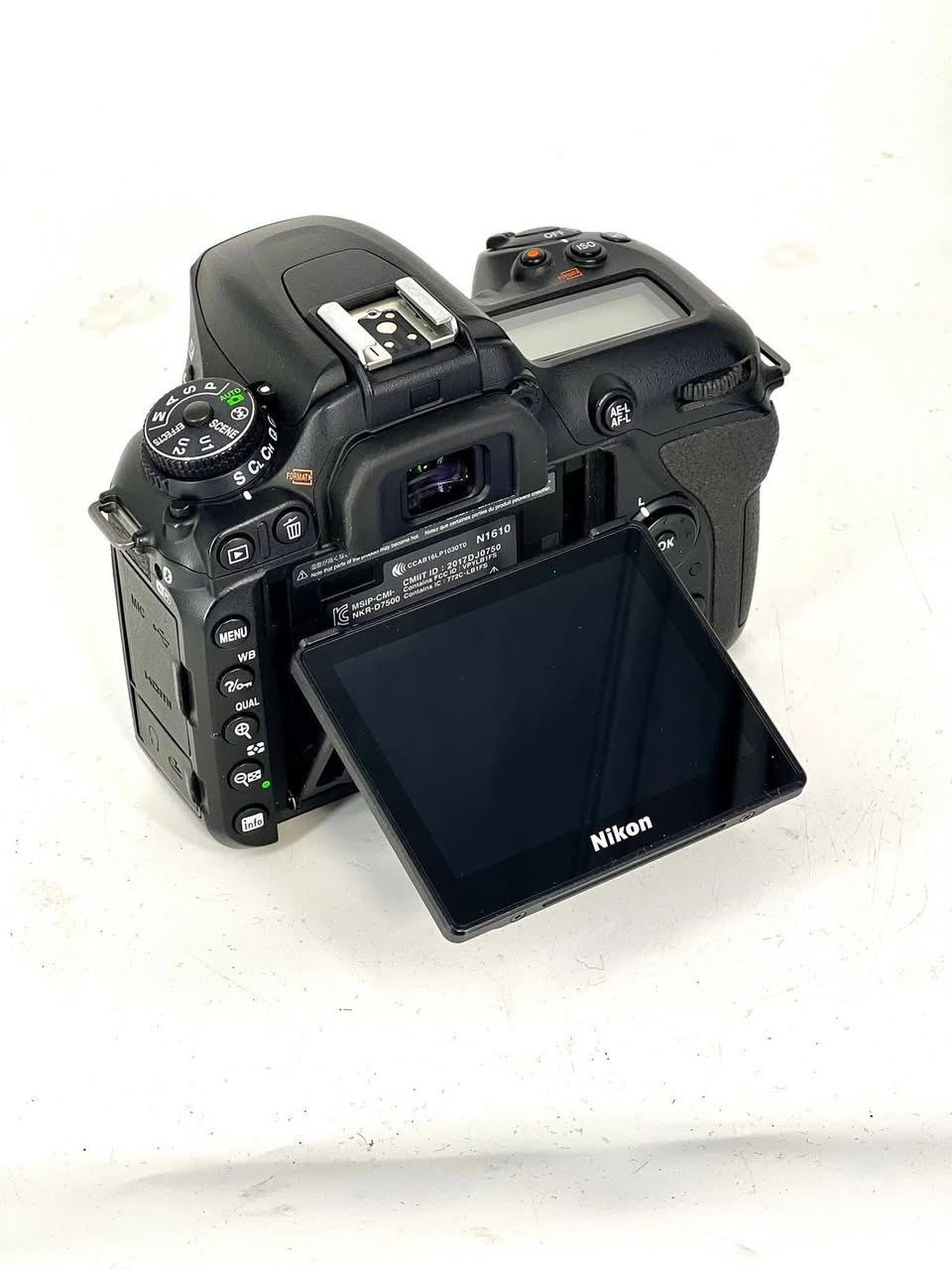 السلام عليكم 7500 نضيفه جدا مع كارتون مع جميع الملحقات الشركه .سعرها 800 وبيها مجال بسيط لليشتري .*********** او خاص
