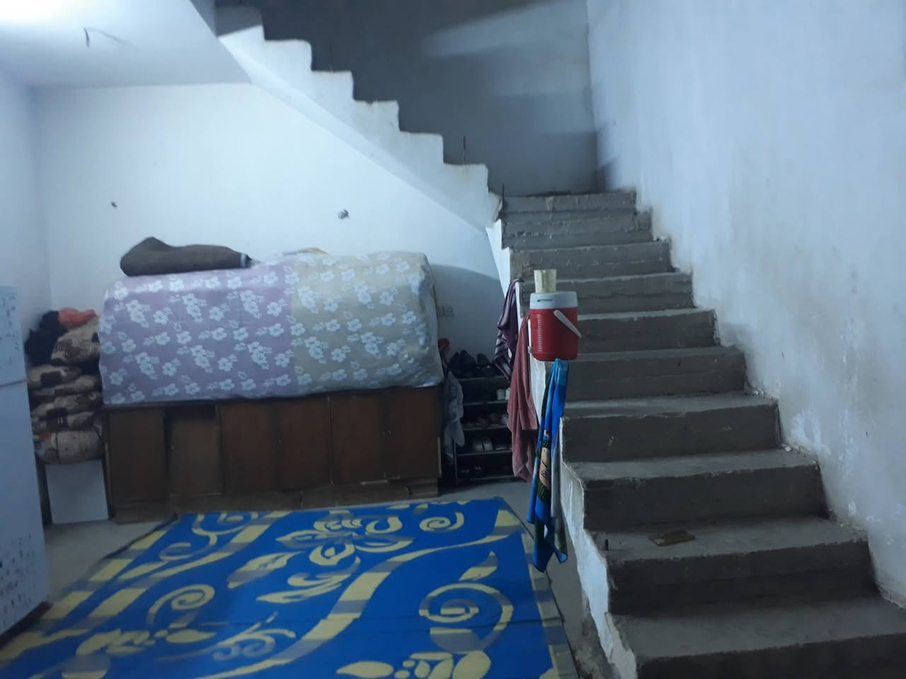 بيت للبيع المساحة 210 طابق واحد صب مسلح السطح مطبك اشتايكر مقابيله حديق خدمات مي ومجاري وكهرباء  
استقبال + مطبخ + صالة + غرفتين + مناور عدد٢ + صحيات داخلية وخارجية 
الموقع الاستكشافات  خلف معمل غاز شارع السجة ظهر الملعب ثاني بيت بعد الركن مقابيله حديقة ماكو جيران@ السعر ٧٥ مليون بيه مجال 
هاتف ***********
