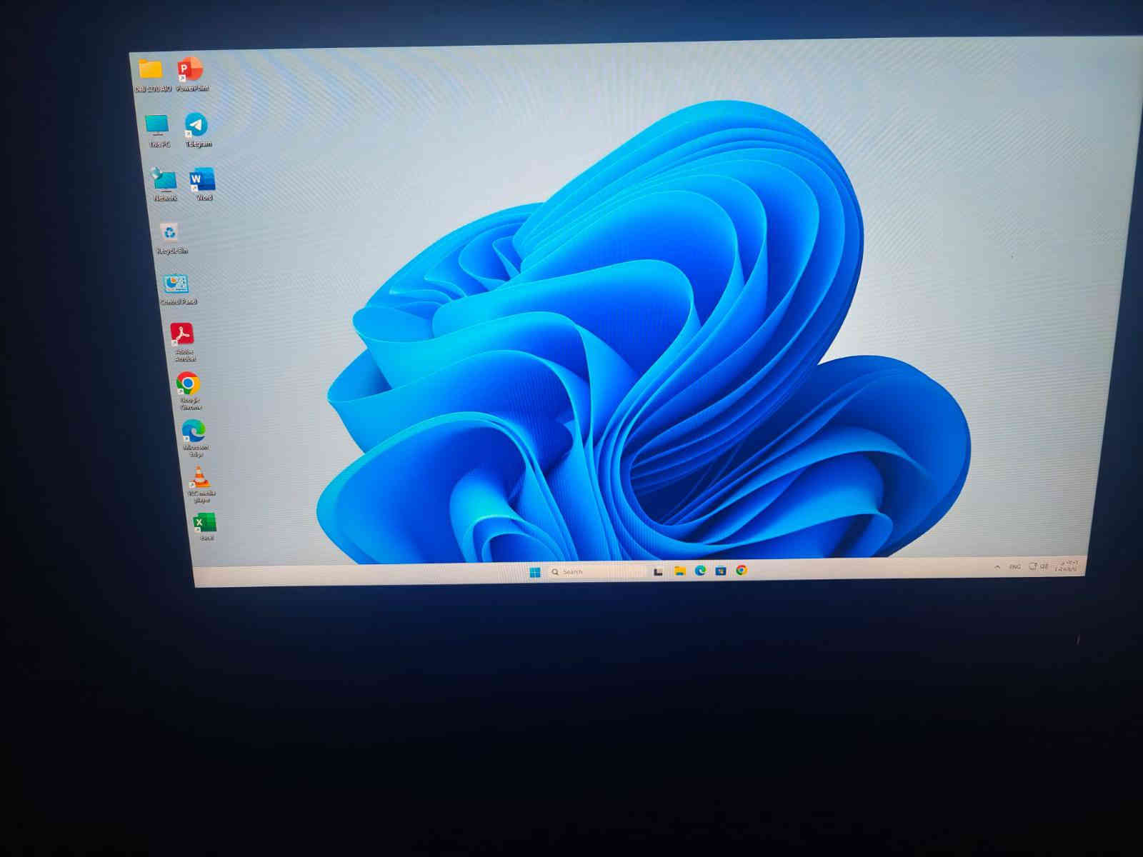 📢 عرض خاص – شاشة لمس All in One من Dell

الكيس والشاشة بجهاز واحد أنيق يقلّل الأسلاك ويخلّي مكتبك مرتّب ومنظّم ✨
🌟 آخر القطع المتوفرة!
💰 السعر: 515 ألف دينار فقط

---

💻 الموديل:

DELL OptiPlex 5270 – الجيل التاسع

شاشة لمس Touch Screen

---

🔧 المواصفات:

• 🖥️ المعالج: Intel Core i5-9600 – الجيل التاسع
• 🧠 الرام: 16GB DDR4
• 💾 التخزين: SSD 256GB
• 🖱️ الشاشة: 21.5 بوصة Touch Screen
• 🎨 كرت الشاشة: Intel UHD Graphics 630 مدمج
                            windows 11 Pro نظام التشغيل 🪟•
• ✨ الحالة: نظافة ممتازة جدًا
• 🛡️ الضمان: استبدال لمدة أسبوع

---

🔌 المنافذ:

📍 أمـام الجهاز:

• 2 × USB 3.1
• 1 × USB Type-C
• 1 × منفذ سماعة/مايك Combo
• 1 × قارئ بطاقات SD Card

📍 الخلف:

• 2 × USB 3.1
• 2 × USB 2.0
• 1 × HDMI Out
• 1 × DisplayPort
• 1 × LAN
• 1 × Power Port

🔹 المجموع:

• USB: ستة منافذ + Type-C
• الفيديو: HDMI Out + DisplayPort
• الصوت: Combo Audio Jack
• الشبكة: LAN
• قارئ SD: موجود

---

⚙️ الاستخدامات المناسبة:

✅ الأعمال المكتبية والدراسة
✅ التصميم الخفيف والمونتاج البسيط
✅ مشاهدة الفيديوهات والبرامج التعليمية
✅ شاشة لمس لتفاعل أسرع وأسهل

---

🚗 يتوفر توصيل لجميع محافظات العراق
📞 للحجز أو الاستفسار:
📱 اتصال: ***********
📱 واتساب: ***********
