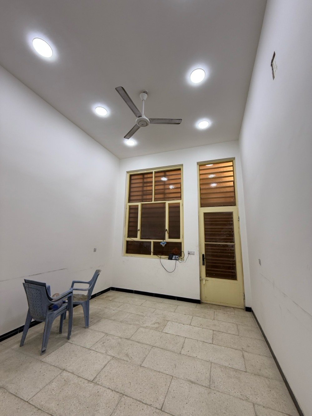 السلام عليكم شقة كامله ديلوكس درجه اولى تصلح سكني او شركات تجاريه مكان بغداد شارع فلسطين سعره الايجار مليون ونص لاستفسار مراسله او اتصال 
***********