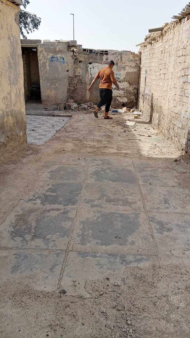 سلام عليكم ورحمة الله وبركاتة ورمضان كريم نشالله عليكم بيت البيع في منطقت ام هليل يتكون من صاله ومطبخ وغرفتين نوم ماي وكهرباء ومولد سحب مساحه للبيت 200 رقم التواصل واتساب *********** العسر 7000وبي مجال
