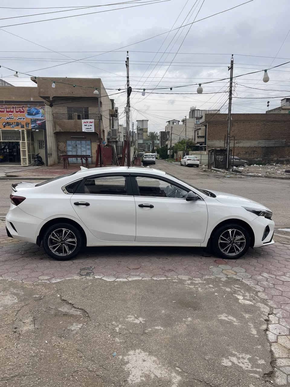 السلام عليكم للبيع كيا كي 3 خليجي رقم بغداد بسمي 
مواصفات السياره
بصمه ابواب
بصمه تشغيل
فتحه سايد روف
هند بريك بصمه
اربع وضعيات قياده
اوتو هولد
مري شفط
كشنات جلد 
عداد دجتل
وبقيه المواصفات المعروفة السياره كلش نضيفه ماشيه 57 الف السياره مكفوله كفاله عامه عده الباب جه الصدر بي شخط كد شبر ومامسوي غير هذه الشخط مكفوله مكاني الغزاليه السعر 142 وبيه مجال للشراي للستفسار ***********
