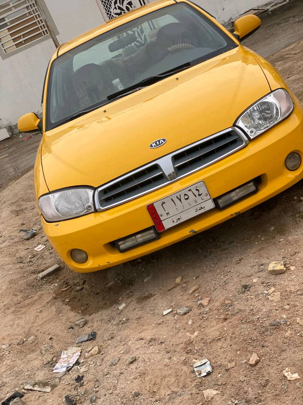 سيارة كيا موديل قديم لون أصفر بحالة جيدة. تمتاز بالمتانة والاعتمادية، مقاعد مغطاة بكَسْوة جديدة بتصميم مميز. مثالية للاستخدام اليومي ولمن يبحث عن سيارة اقتصادية وصحية للعمل.