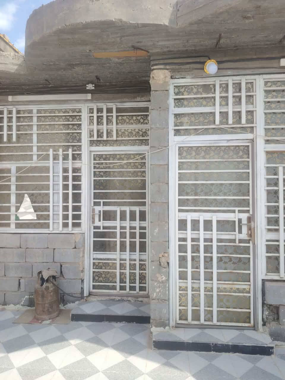 السلام عليكم مشتمل للبيع حي الفرات يم ملعب  كافة الخدمات موجوده بناء حديث بس مضيف بعده ماكامل سعر ٤٢ بي مجال الاستفسار اتصال *********** مراجعه مكتب النوارس شارع مستشفى
