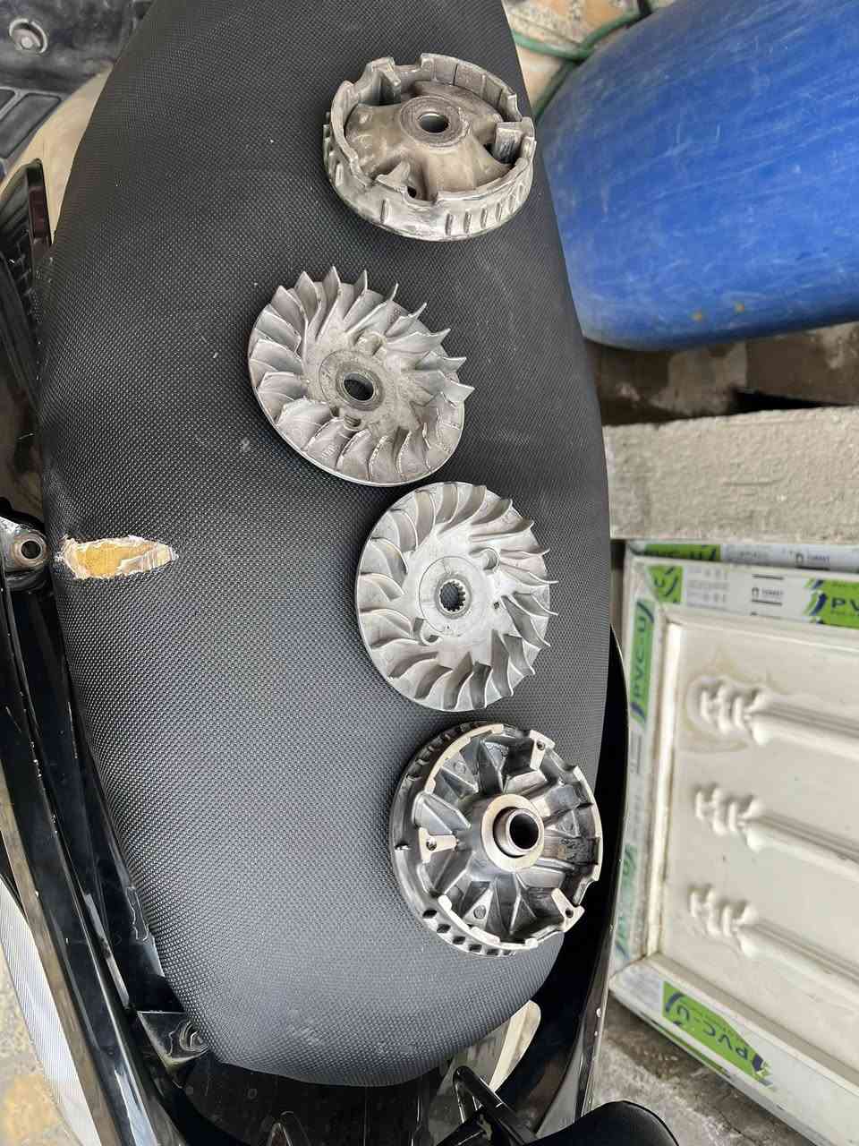 السلام عليكم غراض سكنس تجوه اصليه
سلف 2 اصليات بلادي 
زوج كلجات امامي تايون 
كلج اصلي خلفي اصلي 
*********** واتساب
